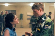 Alma (Teodora Dragicevic) und Strand (Edvin Ryding) können in der Cafeteria kurz miteinander sprechen.