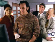 Nigel (Steven Valentine, 2.v.l.) zeigt Garret (Miguel Ferrer, r.), Woodrow (Jerry O'Connell) und Jordan (Jill Hennessy), wo die Kugel in das Opfer eingedrungen ist.
