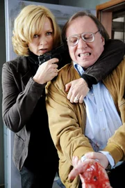 Eine völlige verzweifelte Katharina Almeda (Veronica Ferres) hält Bonavita (Jean Claude Lecas) eine Waffe an den Kopf. Er soll sie endlich zu ihrem entführten Sohn Fabian bringen.