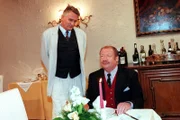 "Schlosshotel Orth", "Der dritte Stern." Franzl macht seinem Vater Sorgen. Immer öfter schwänzt er die Schule. Nach einem Streit mit seinem Vater beschließt Martin Strobel sich selbstständig zu machen und bittet Fanny mit ihm zu kommen. Der gefürchtete Gourmetkritiker Garnier ist Gast im Schlosshotel Orth. Wenzel bittet Nico, Anna in der Küche zu helfen. Im Bild (v.li.): Klaus Wildbolz (Wenzel Hofer), Wolfgang Völz (Garnier).