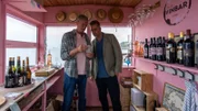 Anstelle von Vigga Werner finden Dan (Peter Mygind, l.) und Flemming (André Babikian, r.) in ihrer Weinbar einen überraschenden Hinweis.