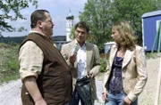 Dumm, dass die beiden Rosenheim-Cops Korbinian Hofer (Joseph Hannesschläger, l.) und Christian Lind (Tom Mikulla, M.) ausgerechnet in der Handtasche von Bianca Pleier (Karo Guthke) Teile des verschwundenen Geldes finden.