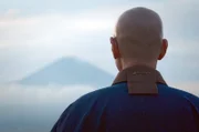 Der Zen-Mönch Shunmyo Masuno vor dem religiös verehrten Berg Fuji
