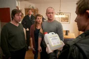 Die Wohnung von Steffi (Luise Bähr, M.) und ihrem Freund Tobias Nagel (André Röhner, 2.v.r.) wird von Overbeck (Roland Jankowsky, r.) und einigen Polizeibeamten durchsucht. Es liegt ein Verdacht auf Drogenhandel vor. Ein Polizeibeamter findet einen Kanister mit K.O.-Tropfen. Steffi und Tobias beteuern, dass sie nicht wissen, wie der Kanister in ihre Wohnung gekommen ist.
