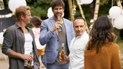 Semirs (Erdogan Atalay, r.) Party zu seinem 50sten Geburtstag kann endlich steigen. Ben (Tom Beck) und Paul (Daniel Roesner, l.) sind erleichtert.