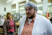 Die vermisste junge Frau arbeitet in der "Konditorei AG". Unter den Mitarbeitenden herrscht eine Mauer des Schweigens. Auch der Qualitätscontroller Martin Sander (Axel Ranisch) kann oder will die Fragen von Tamara Meurer (Anja Pahl) nicht beantworten.