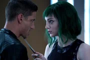 L-R: Max (James Carpinello) und Lorna Dane (Emma Dumont)