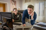 Den Affendieben auf der Spur: Direktor Jasper Winter (Dominik Weber, r.) und Cheftierpfleger Conny Weidner (Thorsten Wolf, l.).