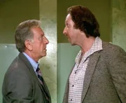 Quincy (Jack Klugman, l.) trifft auf den cholerischen Henry Moeller (Brion James), der ein ganzes Dorf terrorisiert.