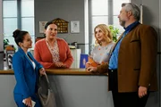 Der vermeintliche Schaden an Pathologin Atays (Sevda Polat, l.) Wagen bringt Frau Grasegger (Ursula Maria Burkhart, 2.v.l.), Frau Lange (Sarah Thonig, 2.v.r.) und Kommissar Stadler (Dieter Fischer, r.) zum Schmunzeln.