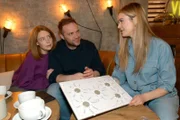 Bei Toni (Olivia Marei, l.) und Erik (Patrick Heinrich) steigt vor der Hochzeit die Nervosität. Rechts Jessica (Nina Ensmann)