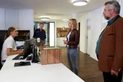 Die medizinisch-technische Assistentin Xenia Stamm (Lara Waldow, l.) wird von den Kommissaren Stadler (Dieter Fischer, r.) und Winter (Vanessa Eckhart, 2.v.r.) sowie von Polizeihauptmeister Mohr (Max Müller, 2.v.l.) im Rahmen der Ermittlungen zum Tod ihrer Kollegin befragt.