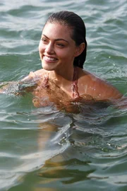 Cleo (Phoebe Tonkin) freut sich. Lewis will mit ihr auf Unterwasser-Tour gehen. Die erste gemeinsame Unternehmung seit langem.
