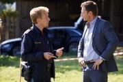 Polizeihauptmeister Mohr (Max Müller, l.) und Kommissar Hansen (Igor Jeftic, r.) fassen am Tatort die ersten Ermittlungsergebnisse zusammen.