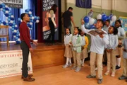Gregory Eddie (Tyler James Williams, l.)