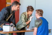 Nach dem Tod eines Fußballers, schauen sich Nina (Julia Cencig) und Lukas (Jakob Seeböck, l.) im Kitzbüheler Fußball-Milieu um. Auf der Suche nach einem Täter werden DNA-Tests mit Spielern (Komparsen) gemacht.