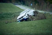 Bei der Verfolgung eines verdächtigen LKWs kommt es zu einem Unfall der Autobahnpolizisten.