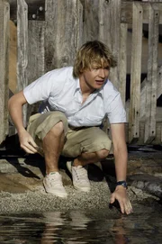 Lewis (Angus McLaren) versucht Emma, die sich sehr eigenartig benimmt, an die Wasseroberfläche zu locken â€“ mit Fisch, auf den sie eigenartigerweise momentan unbändigen Hunger hat.