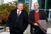Im Mordfall um eine Ärztin, die Paaren helfen sollte, Kinder zu bekommen, trifft Staatsanwalt Bernd Reuther (Rainer Hunold, l.) auch auf Dr. Lohsen (Peter Kremer, r.), der früher eine gemeinsame Praxis mit dem Opfer führte.