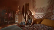 Carrie (Sofia Oxenham) arbeitet an ihrer Sexyness – mit Tipps von einem Hollywoodstar höchstpersönlich.