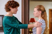 Schlossbesitzerin Marianne Degen (Marion Mitterhammer, l.) erklärt ihrer Tochter Theresa (Alexandra Schmidt, r.) den Vorfall mit Kelly Cranston.