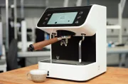 Die Espressomaschine aus der Entwicklung des Suhler Startup Maro funktioniert wie eine Siebträger, ist aber vollautomatisiert und wird über einen Display gesteuert. Der Preis liegt bei knapp 5.000 Euro.