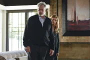Jane hat herausgefunden, dass der Psychiater Edward Feinberg (John de Lancie, l.) schon vor Jahren, als seine erste Frau ermordet wurde, mit seiner heutigen Frau Mae (Jud Taylor, r.) eine Beziehung hatte.