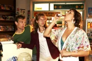 Jürgen (Oliver Bokern, l.) und Lisa (Alexandra Neldel, M.) müssen mit ansehen, wie die verzweifelte Yvonne (Bärbel Schleker, r.) sich gehen lässt.