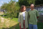 Schon mit 21 Jahren musste Carl Sauerbrey nach einem Schicksalsschlag den elterlichen Biohof im Fichtelgebirge übernehmen. Gemeinsam mit Freundin Hannah hat er dem Betrieb eine Zukunft gegeben.