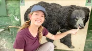 Nina besucht in Indien eine Rettungsstation für Lippenbären. Mit ihrer langen Schnauze saugen sie Termiten ein.