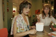 Yvonne (Bärbel Schleker, l.) glaubt nicht mehr daran, dass sie Max zurückgewinnen kann. Lisa (Alexandra Neldel, r.) weiß nicht, wie sie Yvonne trösten soll.