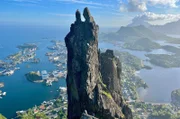 Über der Hafenstadt Svolvær thront die berühmte „Geita“, der Granit-Turm erinnert an eine Ziege.