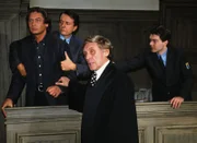 Die Gerichtsverhandlung des angeklagten Frank Neuhaus (Rainer Grenkowitz) läuft nicht ohne Zwischenfälle ab. Sein Anwalt Dr. Vogel (Horst Frank) versucht Ruhe in den Sitzungssaal zu bringen.