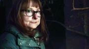 Die Kryptozoologin Linda Godfrey versucht, den Mothman durch die Messung von Radiowellen zu finden.