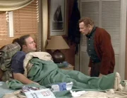 Arthur (Jerry Stiller, re) ist sauer auf Doug (Kevin James), weil er Carrie angelogen hat und jetzt auch noch Krank ist...