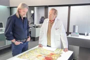 Spurensicherer Franz Wohlfahrt (Helmut Bohatsch, r.) und Major Carl Ribarski (Stefan Jürgens, l.) sprechen über die Blutspuren auf Ingrid Kleebergs Bluse.
