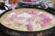 Keti Katsarski wagt ein Experiment: Palatschinken mit Rosenblättern.