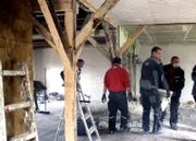 An dem fast 100 Jahre alten Haus gibt es viel zu tun - das "Zuhause im Glück"-Team möchte helfen, damit Petra und ihre drei Kinder das gemütliche Heim bekommen, das sich Stefan immer für sie gewünscht hat.