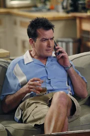 Lyndsey möchte mit Alan zusammenziehen - er bittet um Bedenkzeit. Obwohl er Charlie (Charlie Sheen) anvertraut, dass er Lyndsey nicht wirklich liebt, sieht der seine Chance, Alan endlich loszuwerden und will ihm den Auszug schmackhaft machen. Charlie versucht, es Alan im Haus so ungemütlich wie möglich zu machen - doch diese Strategie scheitert ...