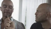 Im Auftrag des Drogenbosses Randy Tao befreit der diabolischer Hacker Aaron Wright (Joey Lawrence, l.) den gefährlichen Brandstifter Jason Duclair (Randy Couture, r.) aus dem Gefängnis. Kaum draußen, verursacht der Pyromane Brände mit zahlreichen Opfern - bringt sich Wright selbst auch in Gefahr?