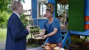 Mögen Sie probieren? Stolz bietet Fritz (Guido Hammesfahr, r.) dem pingeligen Ordnungsamtmann Kluthe (Holger Handtke, l.) sein frisch gebackenes Blaubeerbrot an. Aber der lehnt skeptisch ab.