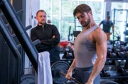 Parkettleger Patrick Westphal (Eugen Bauder, r.) strebt nach einem perfekten Körper, wobei er sich von seinem Cousin Marcel Reder (Florian Schmidtke, l.) coachen lässt.