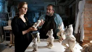 Paola Brunetti (Julia Jäger) besucht den Bildhauer (Matthias Brenner) in seinem Atelier.