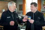 Wolle (Harald Maack, l.) kümmert sich fürsorglich um Hans (Bruno F. Apitz, r.) und versorgt ihn mit Kaffee.