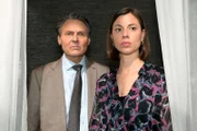 Gerner (Wolfgang Bahro) und Matilda (Anna-Katharina Fecher) beobachten Zoe, die sich um ein Baby kümmert und fragen sich, was Zoe im Schilde führt.