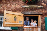 Von Ende Mai bis September sind die 22-jährige Anna, der 25-jährige Thade und ihr kleiner Sohn Max auf der Freyburger Alpe in 1340 Metern Höhe daheim.