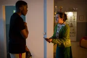 Rike (Madeleine Haas, re.) will mit Hilfe von Badu (Arnold Markuissie, li.) ihre Tarotkarten überlisten.