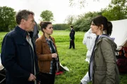 Kommissar Matti Wagner (Pierre Besson, l.) und Kommissarin Lilly Funke (Tatjana Kästel, M.) befragen die Kollegin des Opfers. Kathi Schmidt (Camilla Renschke, r.) macht sich Sorgen, weil eines der Mädchen aus dem Camp der Jugendhilfeeinrichtung verschwunden ist. (Komparsen im Bild)