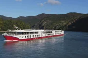 Abenteuer Donaukreuzfahrt Vom Schwarzen Meer nach Budapest Die MS Bolero in den Karpaten auf der Fahrt durch das Eiserne Tor; Abenteuer Donaukreuzfahrt Vom Schwarzen Meer nach Budapest Die MS Bolero in den Karpaten auf der Fahrt durch das Eiserne Tor