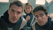 Tom (Shon Amsalem) und Eytan (Yehuda Buhbut) sind besorgt um Gabby (Ilae Ilaee Lahav) während Emma (Romi Aviram) ihr leise droht.